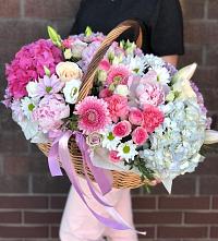 Композиция солнечный день в Зырянском Цветочная композиция из Розы, Хризантемы, Пионы и Лизиантусы в корзине в Зырянском