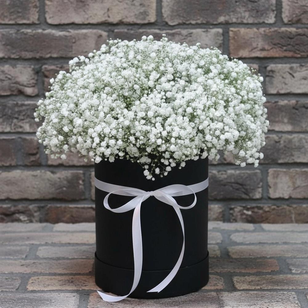 Цветочная композиция из Гипсофила в шляпной коробке в Зырянском