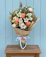 Букет цветов из:  Альстромерии, Лизиантусы, Розы и Хризантемы в Зырянском