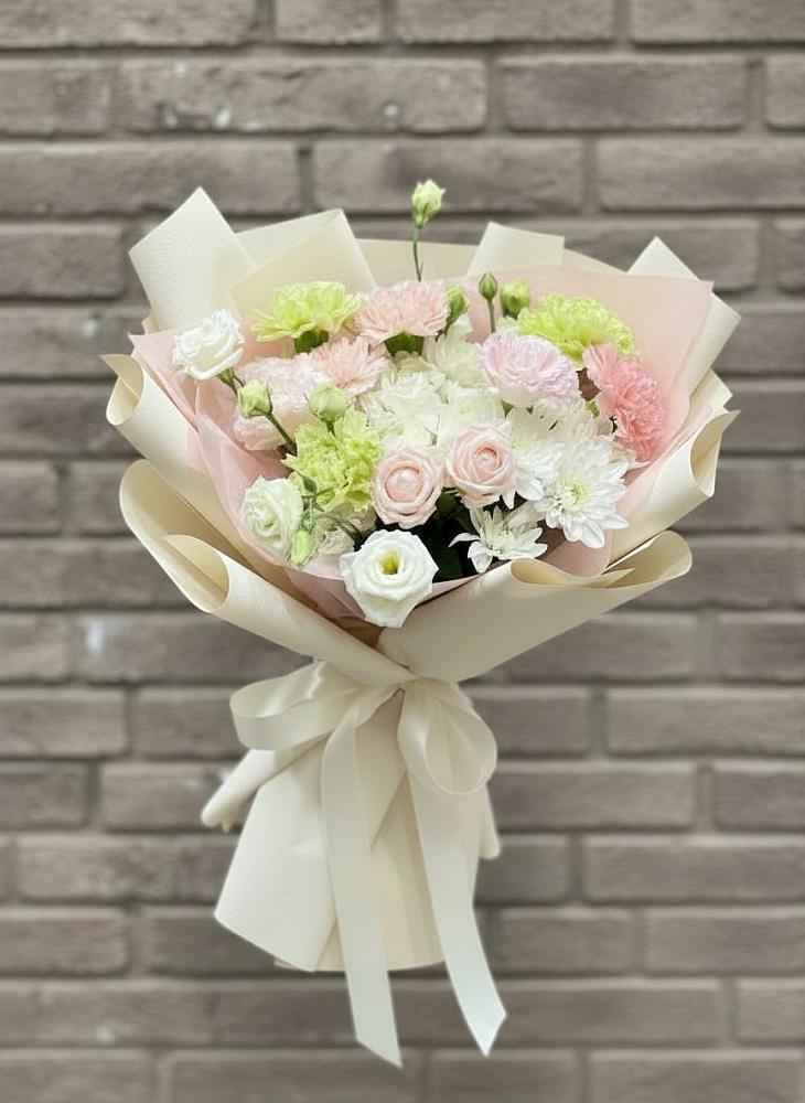 Букет цветов из: Гвоздики, Розы, Лизиантусы и Хризантемы в Зырянском