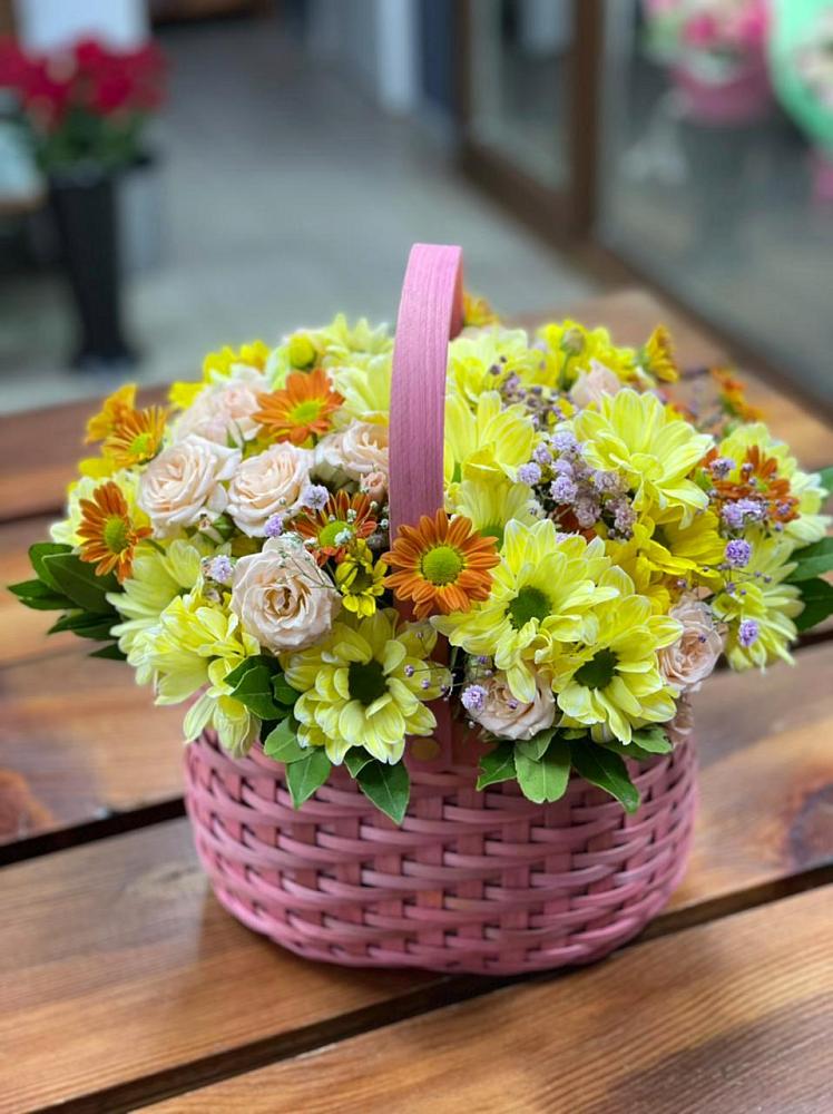 Цветочная композиция из Хризантемы и Розы в корзине в Зырянском