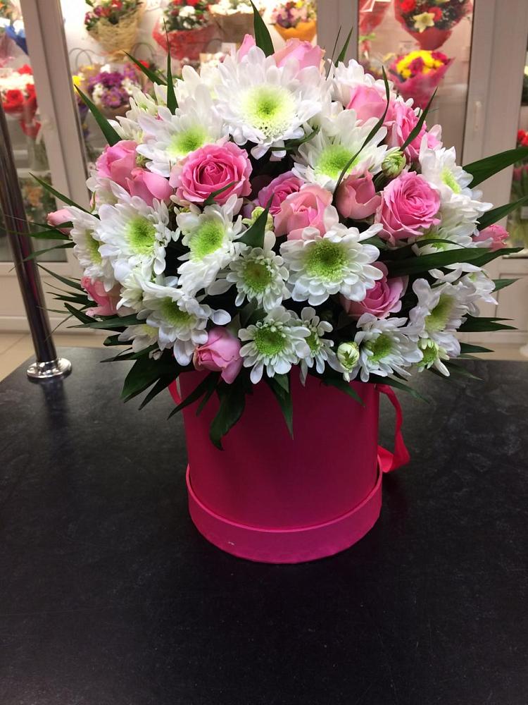 Цветочная композиция из Розы и Хризантемы в шляпной коробке в Зырянском