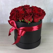 Цветочная композиция из Розы в шляпной коробке в Зырянском