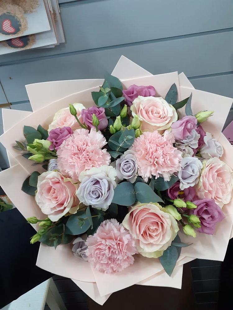 Букет цветов из: Розы, Гвоздики и Лизиантусы в Зырянском