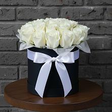 Цветочная композиция из Розы в шляпной коробке в Зырянском